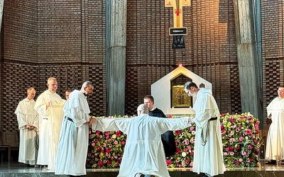 Przywdzianie habitów to formalne rozpoczęcie nowicjatu kanonicznego w Zakonie Kaznodziejskim. – Będzie to czas dyscypliny, modlitwy i nawracania się – zapowiedział o. Wiśniewski.