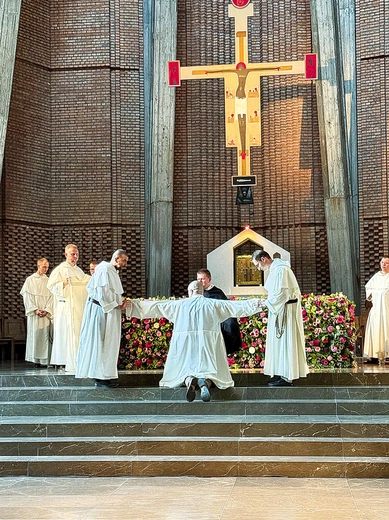 Przywdzianie habitów to formalne rozpoczęcie nowicjatu kanonicznego w Zakonie Kaznodziejskim. – Będzie to czas dyscypliny, modlitwy i nawracania się – zapowiedział o. Wiśniewski.