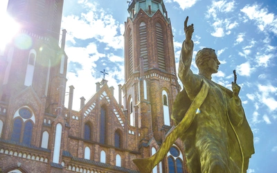Bohaterskiego kapłana upamiętnia monument przed katedrą warszawsko-praską.