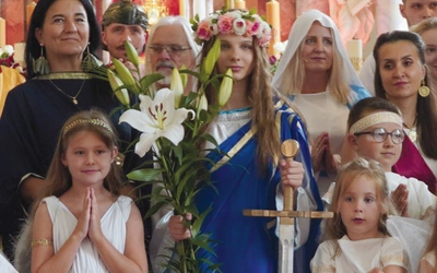   Finałowa scena koresponduje z obrazem w ołtarzu głównym.