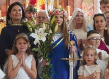   Finałowa scena koresponduje z obrazem w ołtarzu głównym.