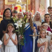   Finałowa scena koresponduje z obrazem w ołtarzu głównym.