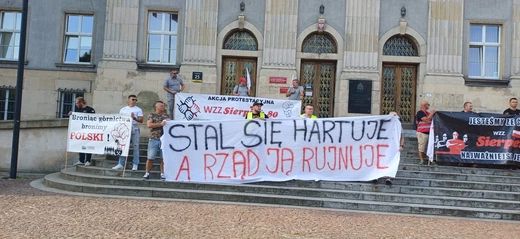 Katowice. Hutnicy wspierani przez górników i energetyków manifestują w stolicy Śląska