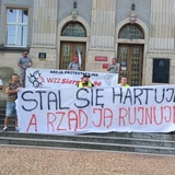 Katowice. Hutnicy wspierani przez górników i energetyków manifestują w stolicy Śląska