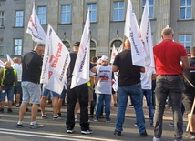 Katowice. Hutnicy wspierani przez górników i energetyków manifestują w stolicy Śląska