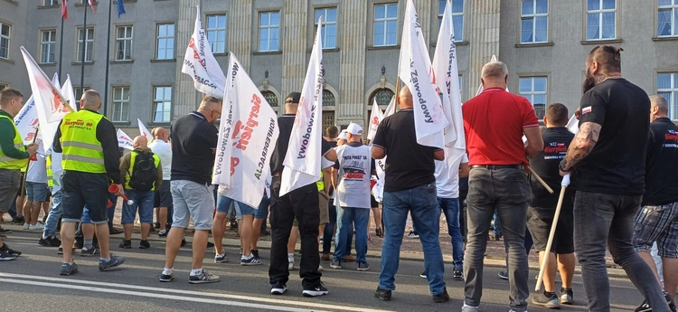 Katowice. Hutnicy wspierani przez górników i energetyków manifestują w stolicy Śląska