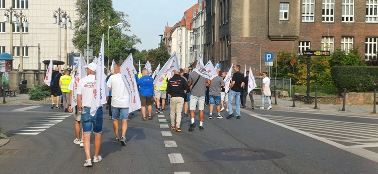 Katowice. Hutnicy wspierani przez górników i energetyków manifestują w stolicy Śląska