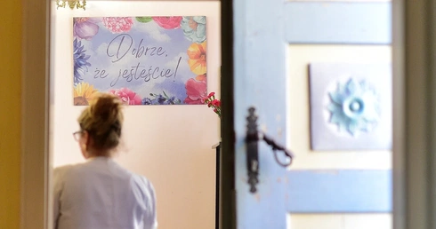 Przy otwartych drzwiach