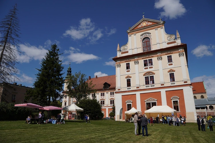 Pielgrzymka osób niepełnosprawnych, ich rodzin i przyjaciół do Henrykowa