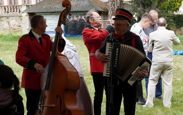 Pielgrzymka osób niepełnosprawnych, ich rodzin i przyjaciół do Henrykowa