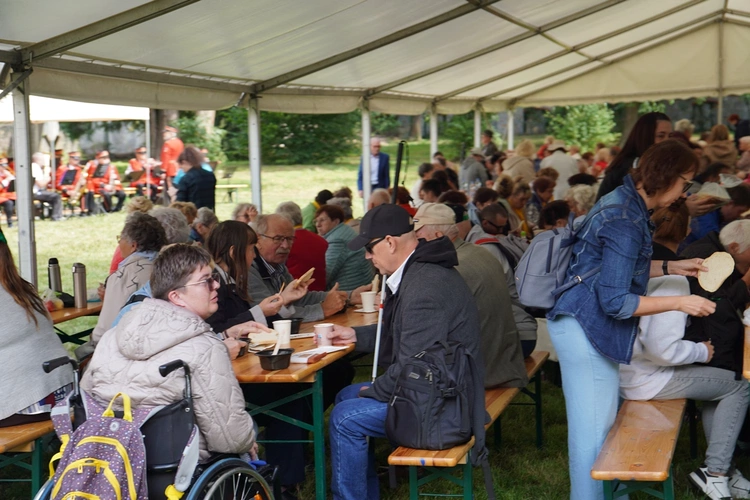 Pielgrzymka osób niepełnosprawnych, ich rodzin i przyjaciół do Henrykowa