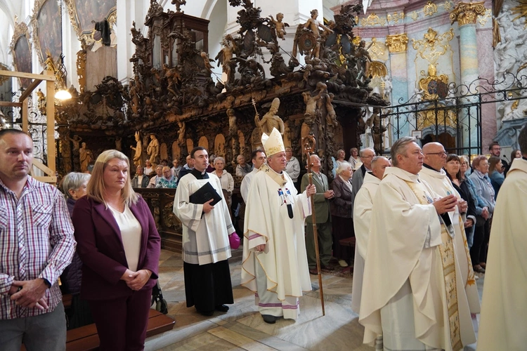 Pielgrzymka osób niepełnosprawnych, ich rodzin i przyjaciół do Henrykowa