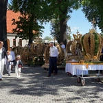 Dożynki diecezjalne w Wielowsi - korony żniwne i plony