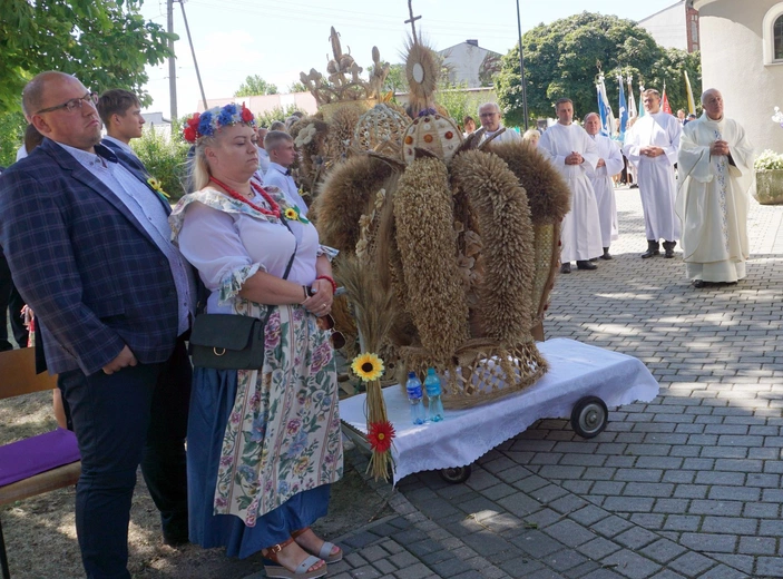 Dożynki diecezjalne w Wielowsi - korony żniwne i plony