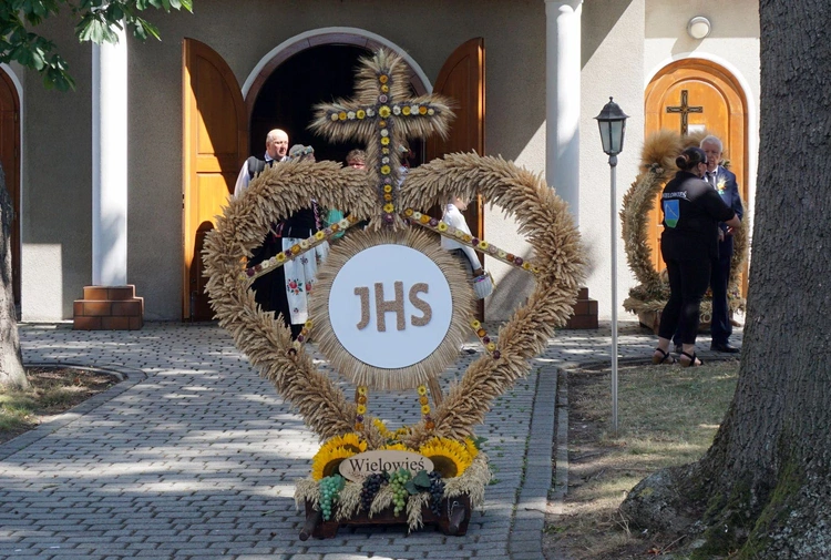 Dożynki diecezjalne w Wielowsi - korony żniwne i plony