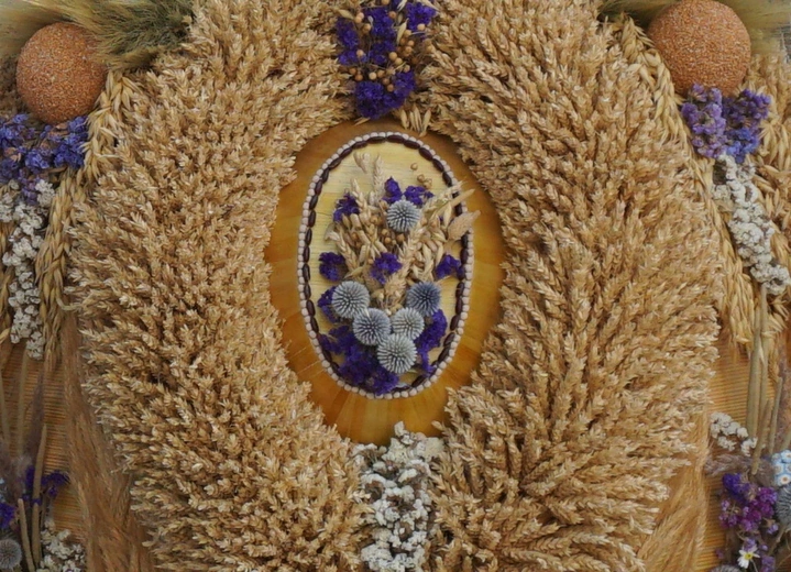 Dożynki diecezjalne w Wielowsi - korony żniwne i plony