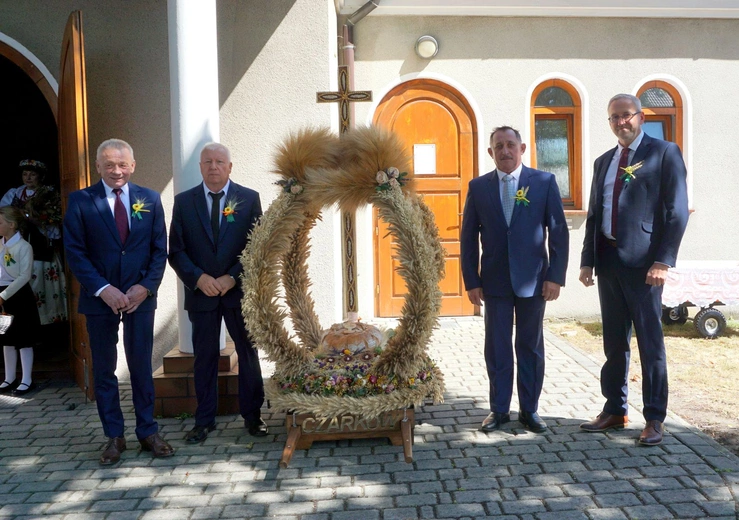 Dożynki diecezjalne w Wielowsi - korony żniwne i plony