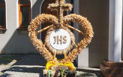 Dożynki diecezjalne w Wielowsi - korony żniwne i plony