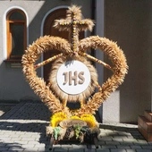 Dożynki diecezjalne w Wielowsi - korony żniwne i plony