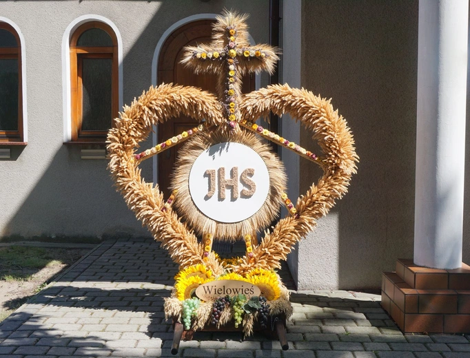 Dożynki diecezjalne w Wielowsi - korony żniwne i plony