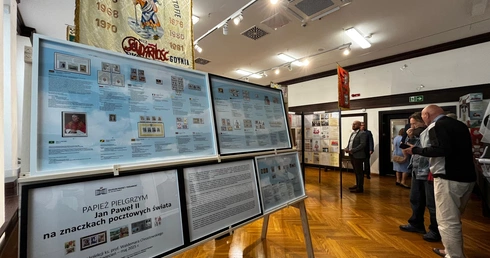 Jan Paweł II na znaczkach pocztowych świata