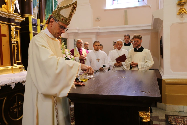 Joniec. Poświęcenie nowego ołtarza