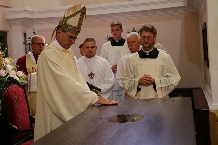 Joniec. Poświęcenie nowego ołtarza