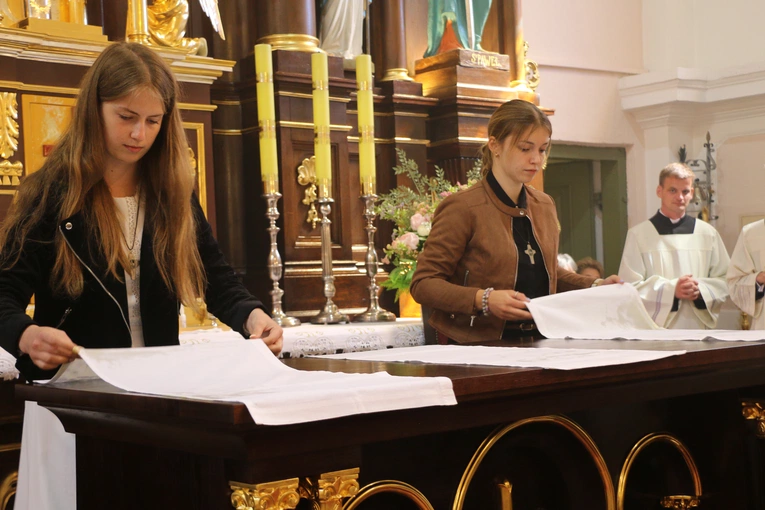 Joniec. Poświęcenie nowego ołtarza