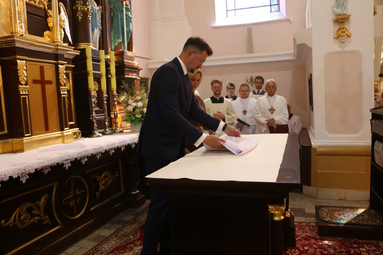 Joniec. Poświęcenie nowego ołtarza