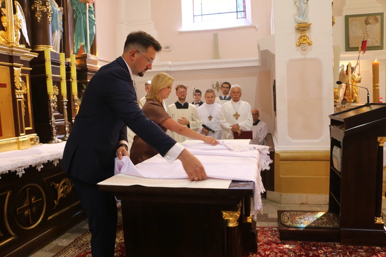 Joniec. Poświęcenie nowego ołtarza