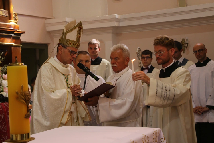 Joniec. Poświęcenie nowego ołtarza