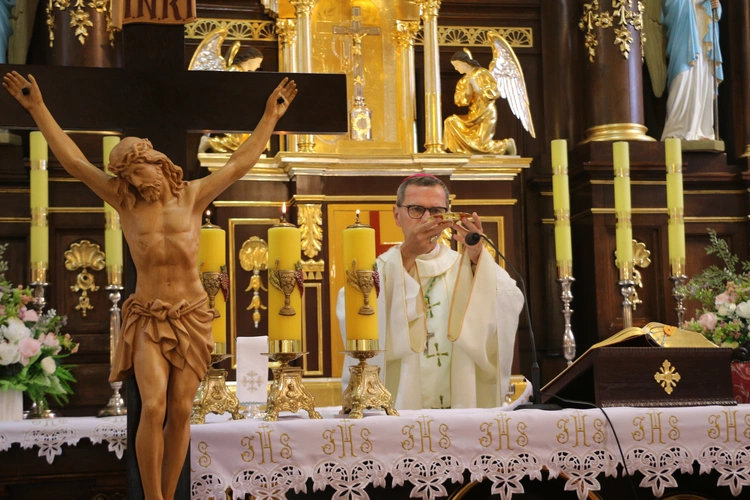 Joniec. Poświęcenie nowego ołtarza