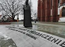 Pomnik bp. Bolesława Kominka  przed wejściem  na Ostrów Tumski  we Wrocławiu.
