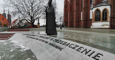 Pomnik bp. Bolesława Kominka  przed wejściem  na Ostrów Tumski  we Wrocławiu.