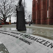 Pomnik bp. Bolesława Kominka  przed wejściem  na Ostrów Tumski  we Wrocławiu.