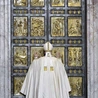 8 grudnia 2015.  Papież Franciszek  otwiera Drzwi Święte  w bazylice św. Piotra  na rozpoczęcie  Roku Jubileuszowego  Miłosierdzia.