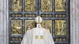 8 grudnia 2015.  Papież Franciszek  otwiera Drzwi Święte  w bazylice św. Piotra  na rozpoczęcie  Roku Jubileuszowego  Miłosierdzia.