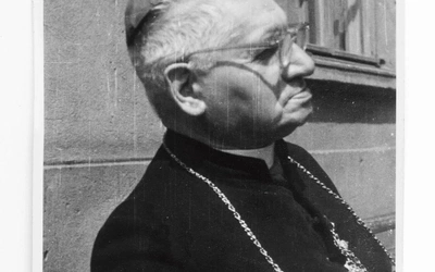 Bp Stanisław Adamski na wygnaniu w Lipnicy. Lato 1955 r.