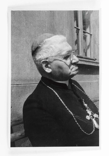 Bp Stanisław Adamski na wygnaniu w Lipnicy. Lato 1955 r.