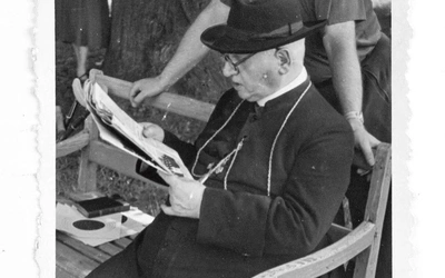 Bp Adamski  i ks. Ewald Kasperczyk,  proboszcz z Turzy  podczas  odwiedzin w Lipnicy.  Lato 1956 r.