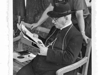 Bp Adamski  i ks. Ewald Kasperczyk,  proboszcz z Turzy  podczas  odwiedzin w Lipnicy.  Lato 1956 r.