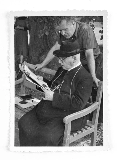 Bp Adamski  i ks. Ewald Kasperczyk,  proboszcz z Turzy  podczas  odwiedzin w Lipnicy.  Lato 1956 r.