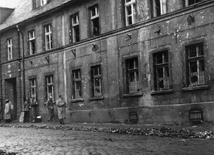 Komenda Milicji Obywatelskiej  przy ul. Kasprowicza po zajściach.  Wybite były tu wszystkie okna.