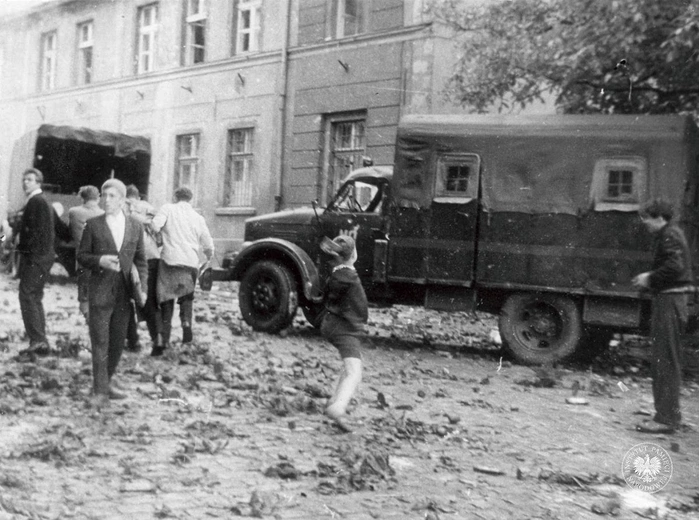 Komenda MO obrzucana kamieniami.