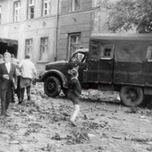 Komenda MO obrzucana kamieniami.