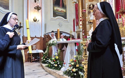 Złożenie profesji przed ołtarzem.