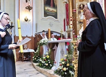Złożenie profesji przed ołtarzem.