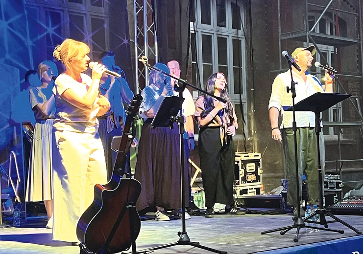 Zespół  niemaGotu podczas festiwalowego uwielbienia.