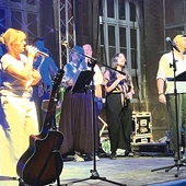 Zespół  niemaGotu podczas festiwalowego uwielbienia.