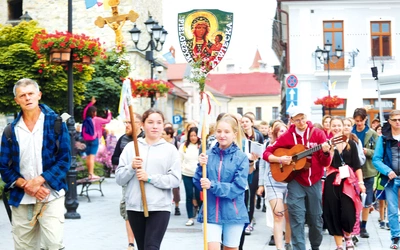 Radośnie śpiewając, wyszli na szlak.
